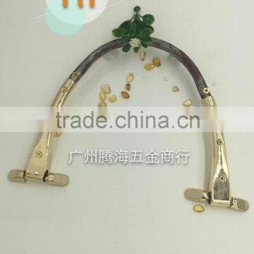 With a leather cover the iron pipe to decorate the handbag