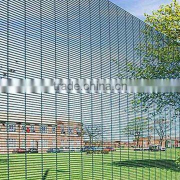 China Professional Galvanised Pvc Panel Fencing/ Polyester Painting Anti Climb Airport 358 High Security Fence photo-2