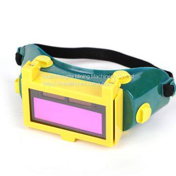 Auto darkening welding glasses