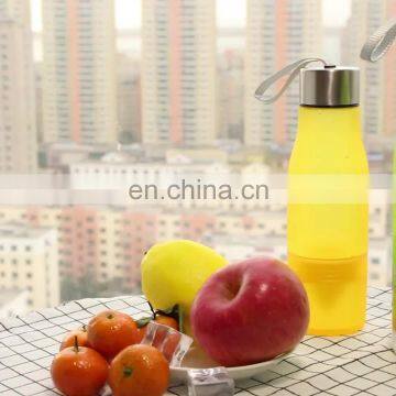 Outdoor sports plastic H2O fruit infuser water bottle Lemon juice water bottle