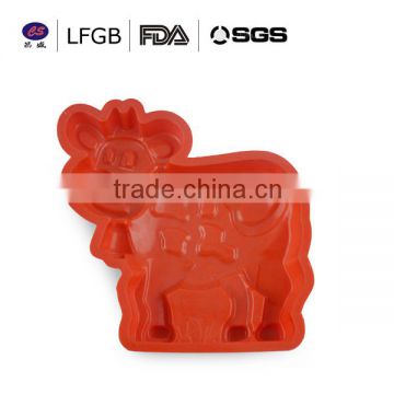 2014 hot selling new design cow shaped silicone cake mould with FDA/FLGB