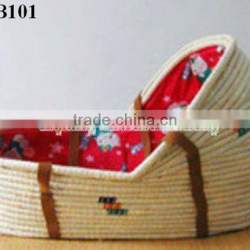 Comfortable Corn husk baby sleeping basket with red fabric