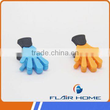 2015 new design popular palm shape plastic pegs