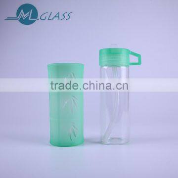 China supplier heat resistant glass travel bottle water bottle with silicone sleeve straw handblown glassware OEM 400ml