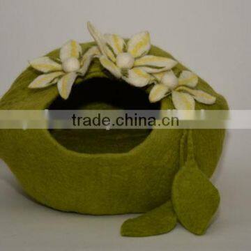 Best Selling Eco-friendly Flower Decorated Warm Felt Cat House