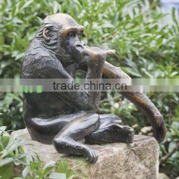 Bronze naughty monkey for park sculpture