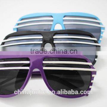 Wholesale new design your own brand plastic sunglasses for women