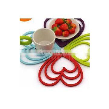 2015 Cute Design Food Grade Heat Resistant Heart Shape Silicone Cup Mats