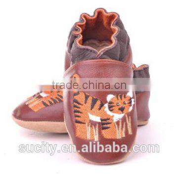 China Baby Leather Shoe With Tiger Embroidered