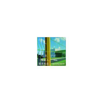 Triangular bending wire mesh fence