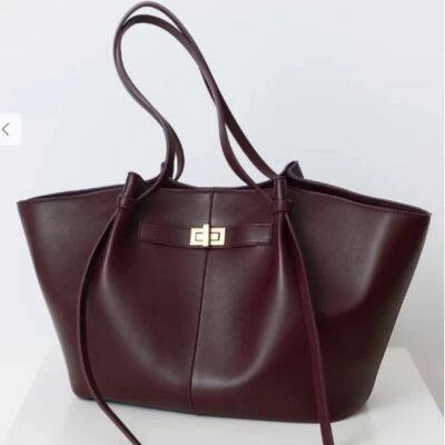 Легкий и просторный новинка 2026 года женский рюкзак в высоком стиле, подходящий для поездок на работу и родителей. Тот-бэг.