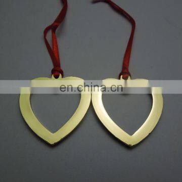 Golden hollowed-our heart shape metal pendant for Christmas Day