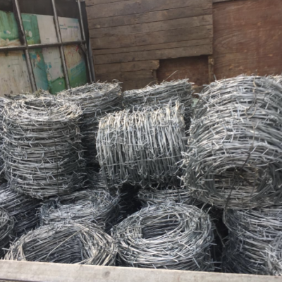 Arame farpado galvanizado a quente e revestido de PVC, 500 metros