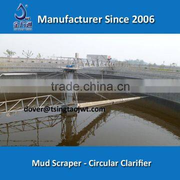 Central drive circular sludge scraper in wastewater treatment