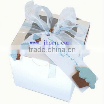 paper cupcake box with ribbon and card