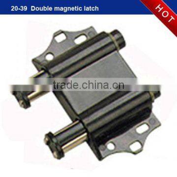 Magnetic touch door latch