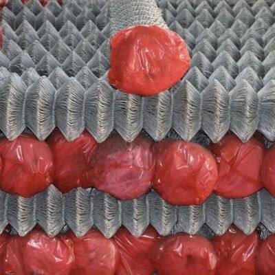 Цепочковая сетка с натяжной проволокой и рельсом для повышенной устойчивости