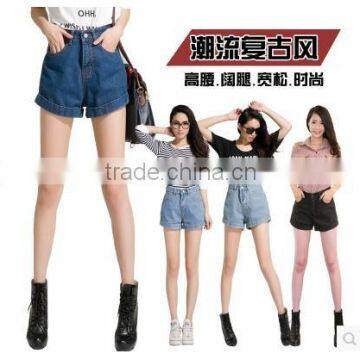 The Summer of 2015 LADIES SHORTS Denim Shorts Are a Frayed Hem the Denim Shorts
