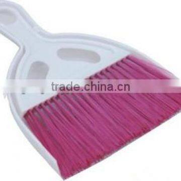 Mini dustpan with brush