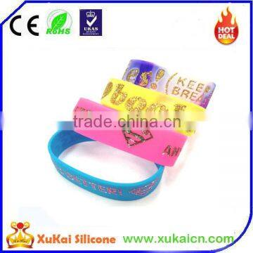 Debossed shinning golden logo silicone bracelet for promotional gift