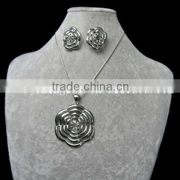 acrylic flower necklace and fashion silver earring set