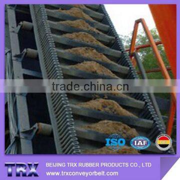 Large transport capacity cleated non-slip conveyor belt with corrugated sidewall