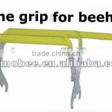 spring-loaded frame grip with manipulation tool for beekeeping