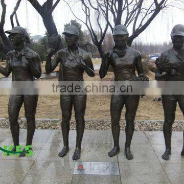 Bronze cheering squad statues for sports meeting