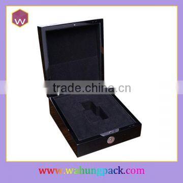 Black lacquer wooden perfume packaging box with key lock