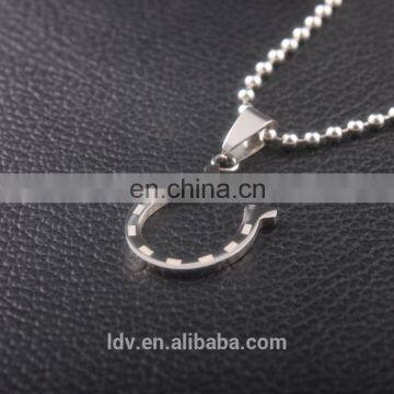 Latest Design Simple Horseshoe Shaped Stainless Steel Pendant Necklace photo-2