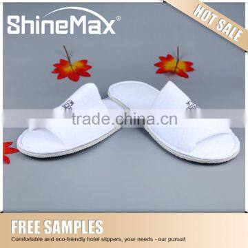 Wholesale Plush Disposable Hotel/bathroom white Slippers with Anti Slip Dots Sole