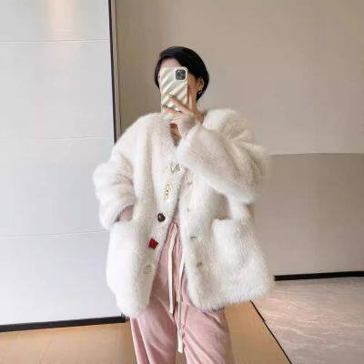 A short candy-colored faux fox fur coat for women in autumn and winter, a fashionable wide-cut round-neck warm and eco-friendly fur coat