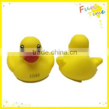 Weighted plastic toy duck numbered 8cm race duck