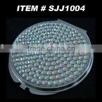 Paved diamond-studded compact mirror