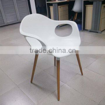 Wholesale cheap price chairs with PP seat solid wood legs/Plastic seat with wooden legs white recliners chairs