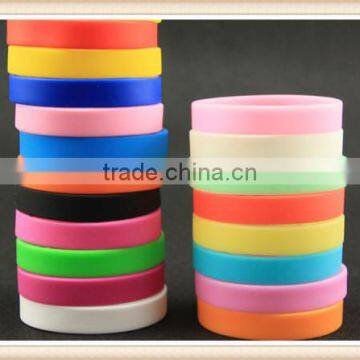 2015 China manufacture Silicone 1" Wide Debossed Filled in Colour Wristband Bracelet