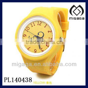 SPORTY SILICONE WATCH NEW AND FASHION YELLOW SPORT WATCH FOR GIRLS