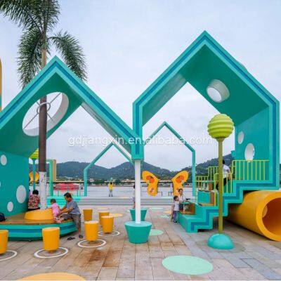 Торговый центр в парке развлечений с живописными выставками как внутри, так и снаружи и красивыми зданиями