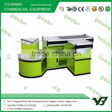 Checkout counter with conveyor belt