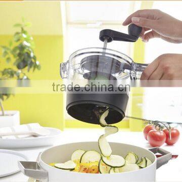 Easy-to-handle vegetable slicer and chopper