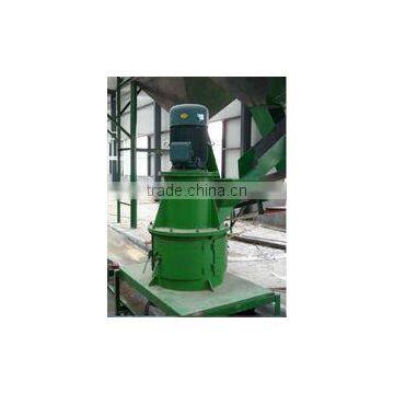 Fertilizer material smashing machine