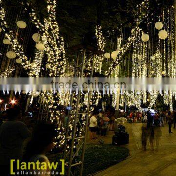 the lights for decorative plant twining the street tree