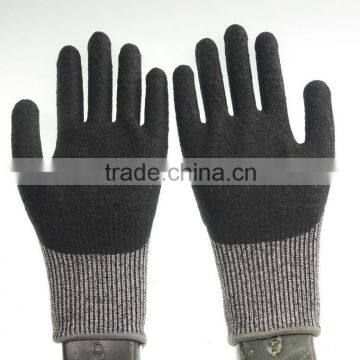 Low Price HPPE Latex Coated Anti Cut Level 5 Gloves---Grip in Oil