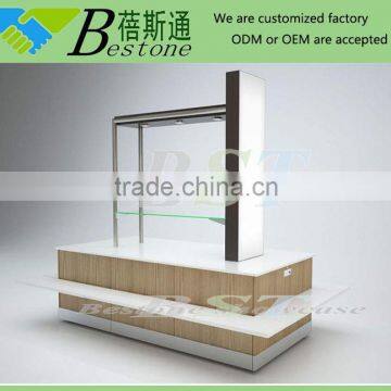 Retail decorative table center pieces for modular RMU, wooden shelving unit