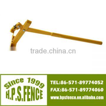 Fencing post lifter for barbe wire fence