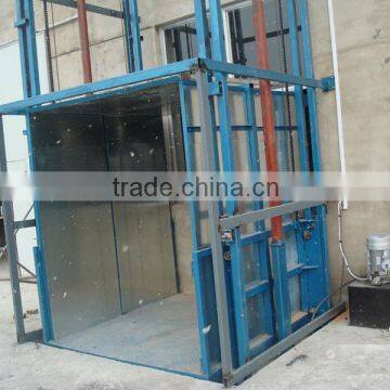 Hydraulic vertical cargo lead rail lift