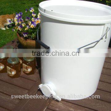 beekeeping equipment 20L plastic honey tank with honey gate