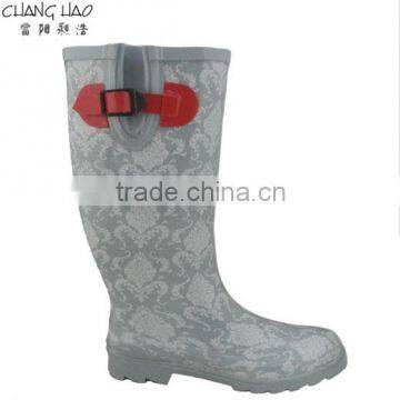 Rubber rain boot women has red hasp and grey ground has printed