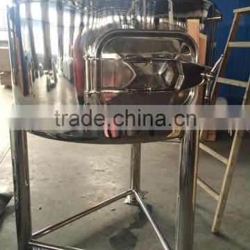 Stainless steel storage tank with strainer