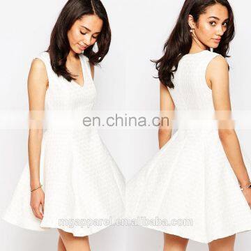 100% Polyester white V-neckline Structured Prom Dress